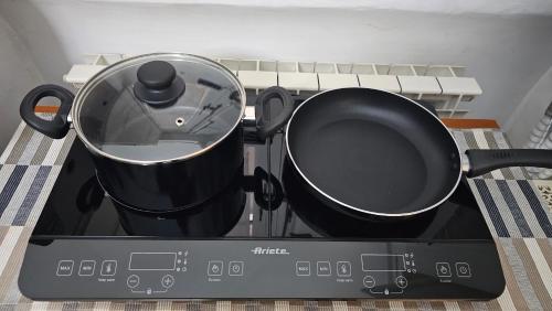 een pot en een pan op een fornuis bij Pitagora House in Taranto