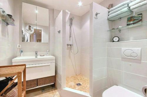 une salle de bain avec une douche, des toilettes et un lavabo dans l'établissement magnifique 2 pièces parc de la croisette, à Cannes