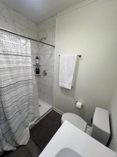 Un baño con cortina de ducha y un inodoro. en Private Room in Milledgeville, en Milledgeville