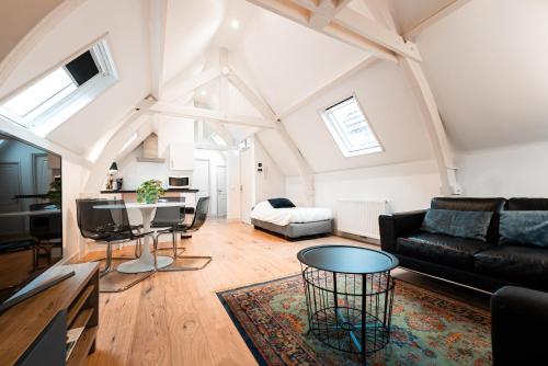 a living room with a couch and a table at Familie Hotel & Apartments Alkmaar in Alkmaar