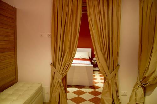 ヴェローナにあるBall Micro loc 04159のカーテン付きのベッドルーム1室、ベッド1台が備わるベッドルーム1室を提供しています。