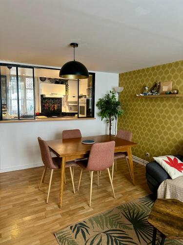 un salon avec une table et des chaises en bois dans l'établissement L'ATHENA, à Dieppe