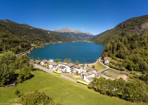 an aerial view of a house next to a lake at Albergo Ristorante Grotto Miralago in Miralago