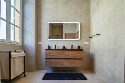 une salle de bain avec un lavabo et un miroir dans l'établissement Massena Infinity, à Nice