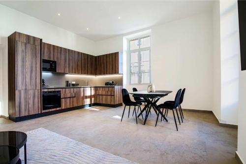 une cuisine avec une table et des chaises dans une pièce dans l'établissement Massena Infinity, à Nice