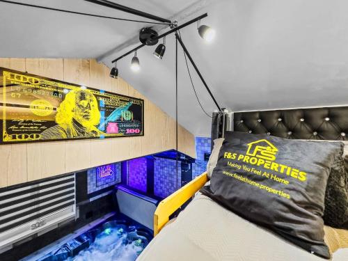 Zimmer mit einem Bett und einem Surfbrett an der Wand in der Unterkunft Private Spa Apartment In Maerdy Hot Tub & Sauna in Maerdy