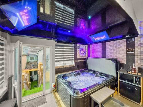 eine große Whirlpool-Badewanne in einem Zimmer in der Unterkunft Private Spa Apartment In Maerdy Hot Tub & Sauna in Maerdy