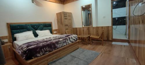 Una cama o camas en una habitación de Chandresh Hom Stay
