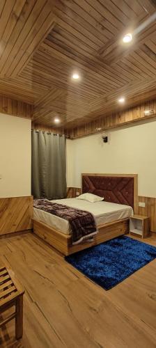 Una cama o camas en una habitación de Chandresh Hom Stay