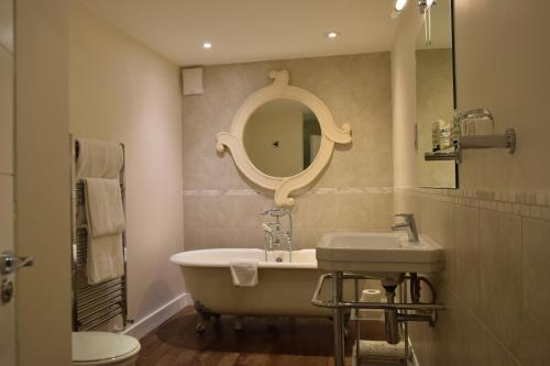 Koupelna v ubytování Noel Arms - "A Bespoke Hotel"