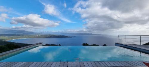 Villa de standing piscine chauffée vue mer Corse du sud