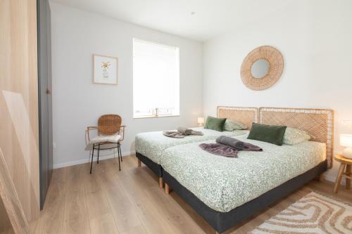 une chambre avec un lit, une chaise et une fenêtre dans l'établissement Colmar Centre - Le Schickele -logement climatisé, à Colmar