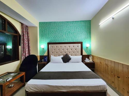Postel nebo postele na pokoji v ubytování Hotel Taj Palace by Kalra Hospitality Near Mall Road