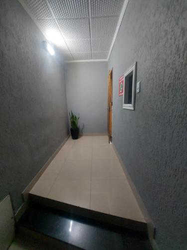 a long hallway with a door in a building at Hotel Luar in Sao Paulo