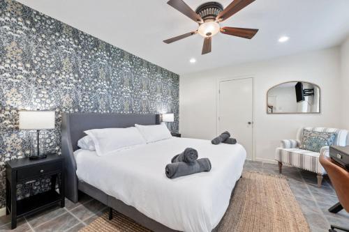 Villa for 50 ppl-Heated Pool & Private Cinemaにあるベッド