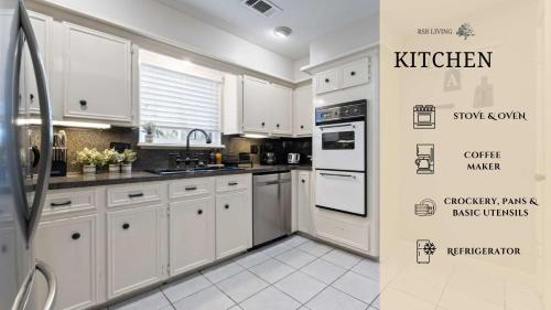 Villa for 50 ppl-Heated Pool & Private Cinemaにあるキッチンまたは簡易キッチン