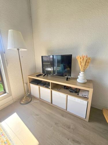 Μια τηλεόραση ή/και κέντρο ψυχαγωγίας στο Appartement front de mer avec balcon vue Océan !