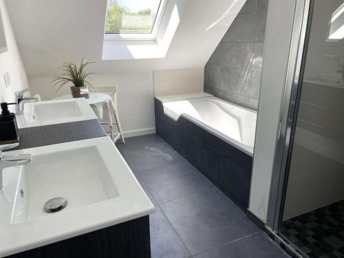 une salle de bain avec un lavabo et une baignoire dans l'établissement LesTransatsMarines - Villa Ti Bras, proche Bénodet, superbe maison familiale, à Clohars-Fouesnant