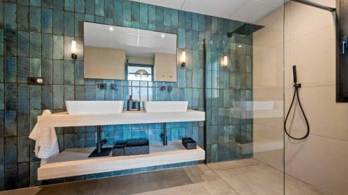 Et badeværelse på Luxury 4 bed villa with pool and views