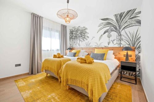 En eller flere senge i et værelse på Luxury 4 bed villa with pool and views