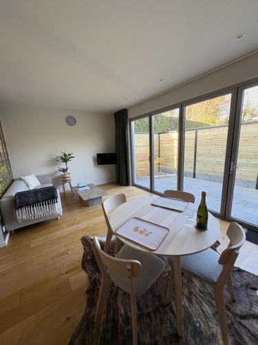 ブルージュにあるCozy guestroom near city centerのテーブルと椅子とソファのあるリビングルーム