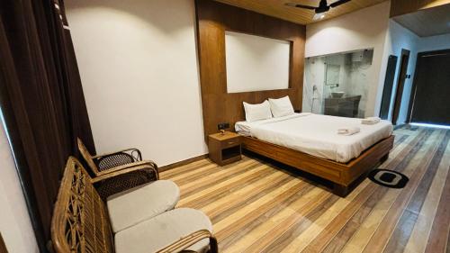 Postel nebo postele na pokoji v ubytování Kaziranga Eco Village Resort