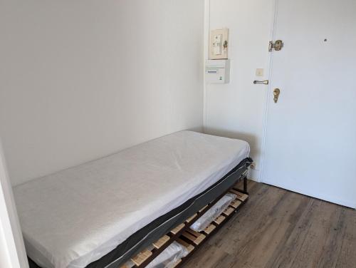 une chambre d'hôpital avec un lit dans l'angle dans l'établissement Sol-y-Days Murènes, Grand studio confortable avec parking, proche du centre ville et de la plage, au Grau-du-Roi