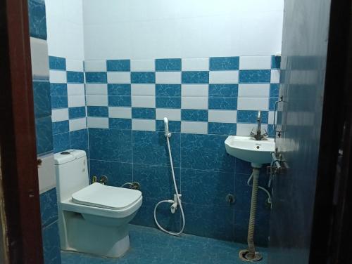 a bathroom with a toilet and a sink at PRIYAMVADA FAMILY HOMESTAY in Vrindāvan
