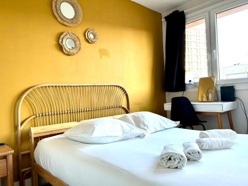 une chambre avec un lit avec des serviettes dessus dans l'établissement David - T2 5 mn gare TGV et Grand Palais, à Lille