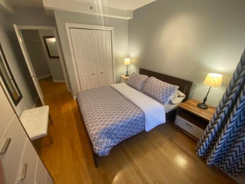 Postel nebo postele na pokoji v ubytování ApartHotelMontreal by Les Terrasses Saint Urbain 2225I2