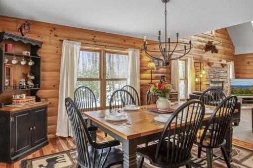Fotografie z fotogalerie ubytování Sleepy Moose - New! Log Cabin in Sister Bay, Dogs and Near Beach v destinaci Sister Bay