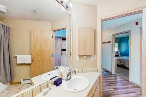 un baño con lavabo y espejo en Watch Hill, en Silverthorne