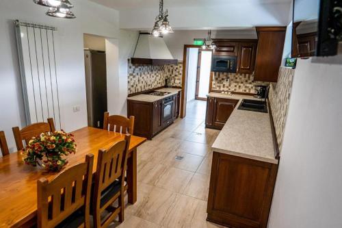 Kuchyň nebo kuchyňský kout v ubytování Pensiunea de Subcarpati