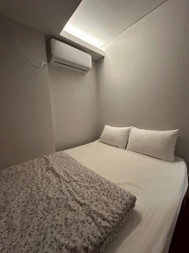 Katil atau katil-katil dalam bilik di Insadong R Guesthouse