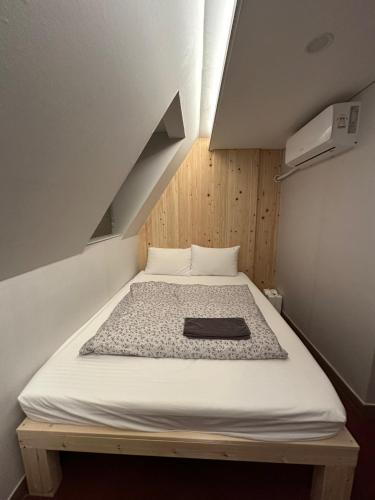 Katil atau katil-katil dalam bilik di Insadong R Guesthouse