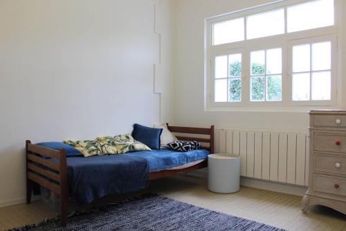 une chambre avec un lit et une fenêtre dans l'établissement Maison 5 pièces 9 couchages Saint Denis d'Oléron SDO000-335, à Saint-Denis-dʼOléron