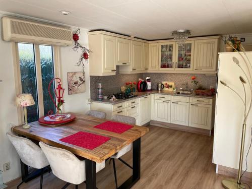 Η κουζίνα ή μικρή κουζίνα στο Natuurbungalow Het Koolmeesje