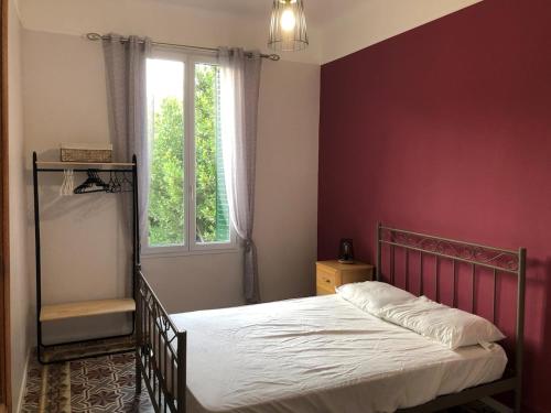 une chambre avec un lit et une fenêtre dans l'établissement Appartement climatisé à deux pas des remparts, à Avignon