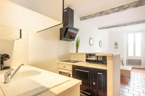 une cuisine avec un évier et un plan de travail dans l'établissement Charm of Vieil Antibes, quiet 2-4pers, à Antibes