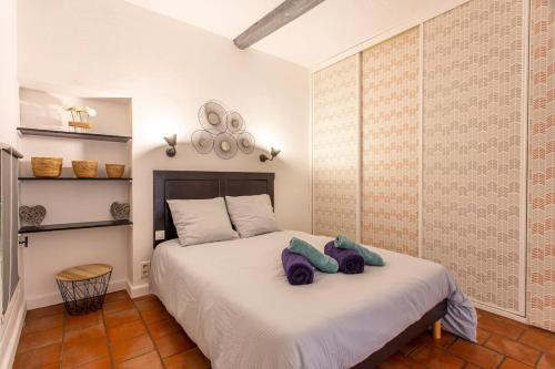 une chambre avec un lit avec deux oreillers dessus dans l'établissement Charm of Vieil Antibes, quiet 2-4pers, à Antibes