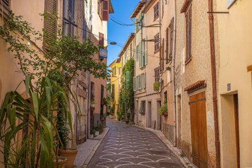 Charm of Vieil Antibes, quiet 2-4pers