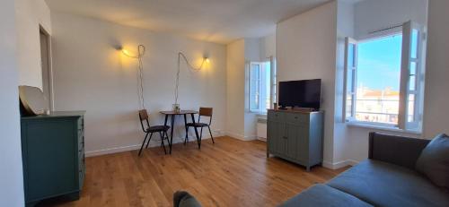 un salon avec un canapé et une table dans l'établissement L escale, à Saint-Martin-de-Ré