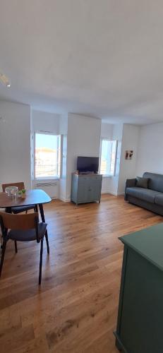 un salon avec une table et un canapé dans l'établissement L escale, à Saint-Martin-de-Ré