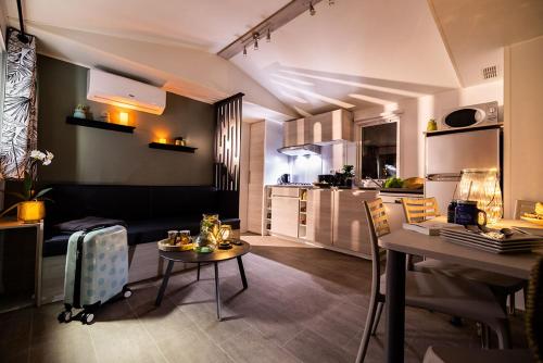 un salon avec une table et une cuisine dans l'établissement Camping Les Sables d Or - Maeva, au Grau-dʼAgde