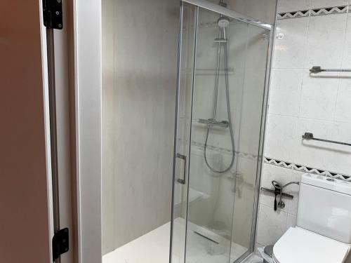 デュルビュイにあるValliscaのトイレ付きのバスルームのガラス製シャワー