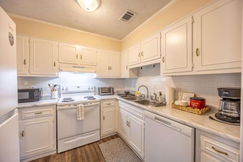 Dapur atau dapur kecil di Sunny Sagebrush Stay - Suite