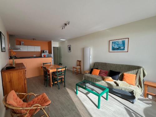 un salon avec un canapé et une table dans l'établissement La Rochejacquelein, à Saint-Jean-de-Monts