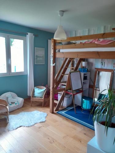 Cette chambre dispose de lits superposés et d'un bureau. dans l'établissement Jolie maison avec piscine en centre village, à Salles