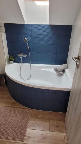 Ένα μπάνιο στο Lake27apartman