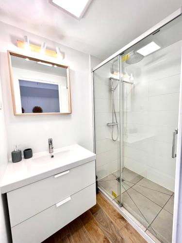 une salle de bain avec un lavabo et une douche dans l'établissement Villa Bota Nova, à Sort-en-Chalosse